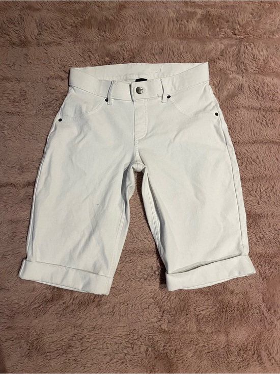 HUE Pants - Woman’s White Cotton Blend Knee-Length Shorts